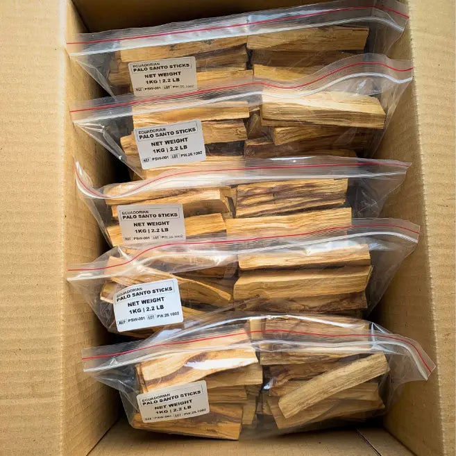 Flatlay of resealable packs with Palo Santo sticks and powder, ideal for private label and bulk wholesale.